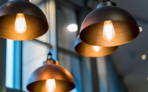 Lampy sufitowe kierunkowe – czym są i jakie wybrać?